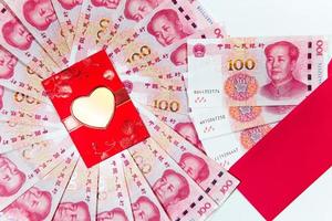 yuan ou rmb, chinês moeda com vermelho envelope foto