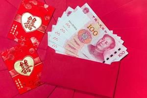 yuan ou rmb, chinês moeda com vermelho envelope foto