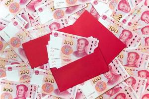 yuan ou rmb, chinês moeda com vermelho envelope foto