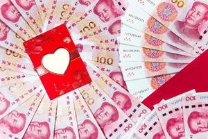 yuan ou rmb, chinês moeda com vermelho envelope foto