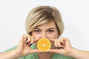 dietista segurando fatia do laranja foto