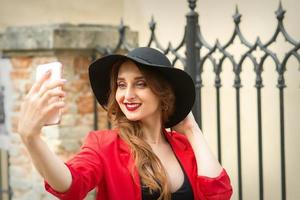 caucasiano jovem mulher levando selfie foto