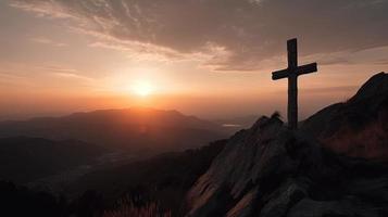 montanha majestade artístico silhueta do crucifixo Cruz contra pôr do sol céu foto