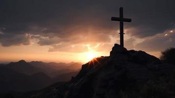 montanha majestade artístico silhueta do crucifixo Cruz contra pôr do sol céu foto