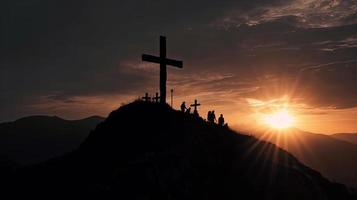 montanha majestade artístico silhueta do crucifixo Cruz contra pôr do sol céu foto