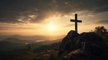 montanha majestade artístico silhueta do crucifixo Cruz contra pôr do sol céu foto