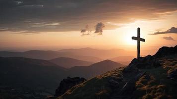 montanha majestade artístico silhueta do crucifixo Cruz contra pôr do sol céu foto