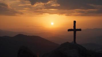 montanha majestade artístico silhueta do crucifixo Cruz contra pôr do sol céu foto