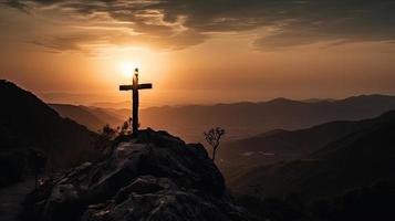 montanha majestade artístico silhueta do crucifixo Cruz contra pôr do sol céu foto