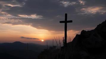 montanha majestade artístico silhueta do crucifixo Cruz contra pôr do sol céu foto