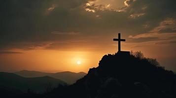 montanha majestade artístico silhueta do crucifixo Cruz contra pôr do sol céu foto