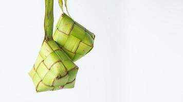 ketupat Lebaran é uma típica indonésio Comida durante a festivo estação do ketupat, eid al fitr, eid al adha, natural arroz embrulho fez a partir de jovem coco folhas em uma branco fundo, esvaziar espaço foto