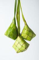 ketupat Lebaran é uma típica indonésio Comida durante a festivo estação do ketupat, eid al fitr, eid al adha, natural arroz embrulho fez a partir de jovem coco folhas em uma branco fundo, esvaziar espaço foto
