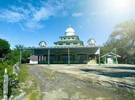 kuaro Kalimantan timur, Indonésia 27 marcha 2023. panorama do a al-karomah mesquita, uma Lugar, colocar do adoração para muçulmanos com uma azul céu foto
