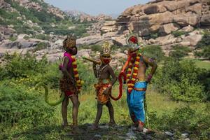 hampi, Karnataka, Índia - outubro 31 2022 - crianças promulgação cenas Formato a hindu épico ramayana às hampi foto