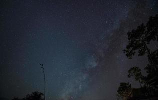 Estrela e leitoso caminho em noite céu foto