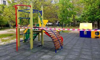 crianças é Parque infantil fechadas e embrulhado dentro alarme Cuidado fita para global coronavírus quarentena.não crianças em playgrounds. foto