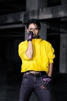 a ásia homem com uma amarelo Jaqueta e Preto cabelo posando muito galantemente foto