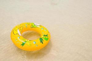 laranja piscina flutuador, piscina anel em a de praia foto