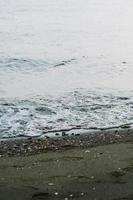 ondas às mar lavando acima em costa foto