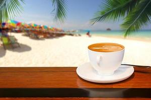xícara de café com fundo de praia foto