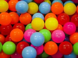 poço de bolas de plástico colorido foto