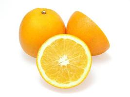fatias de laranja frescas isoladas em um fundo branco foto