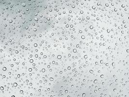 água com foco seletivo cai no para-brisa após a chuva