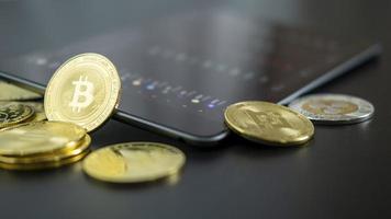 bitcoin ouro moeda e em gráfico fundo. virtual criptomoeda conceito. digital criptografia moeda para defi descentralizado financeiro bancário p2p troca investimento através da Internet conectados tecnologia foto