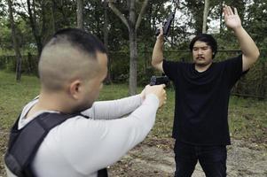 polícia e ladrao conceito, o policial pegar criminosos pausa a lei foto