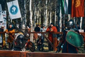 batalha de cavaleiros em armadura com espadas em Bishkek, Quirguistão 2019 foto
