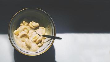 bananas e aveia e iogurte no café da manhã foto