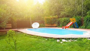 piscina de quintal com escorregador foto