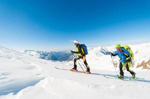 alpinistas de esqui em ação nos Alpes italianos foto