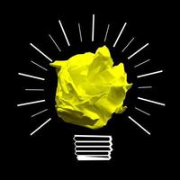 bola de papel luz lâmpada em Preto fundo - ideia, criatividade conceito foto