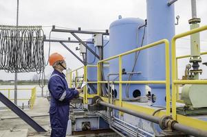 água plantar manutenção técnicos, mecânico engenheiros Verifica a ao controle sistema às a água tratamento plantar. foto