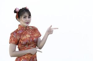 retrato linda mulher asiática em vestido cheongsam, povo da tailândia, conceito de feliz ano novo chinês, feliz senhora asiática em vestido tradicional chinês foto