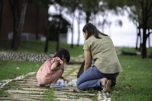 mãe e filha asiáticas ajudam o ambiente de caridade de coleta de lixo. foto