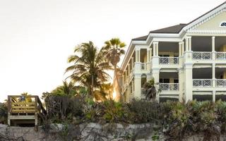 sol se pondo atrás de condomínios de luxo à beira-mar na Flórida, EUA foto