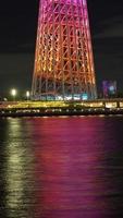 Guangzhou cidade, China, 2022 - a lindo passeios turísticos torre Visão com a colorida luzes em às noite foto