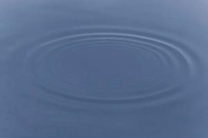 Visão em argolas em uma azul água foto