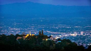 vista aérea do templo wat phra that doi suthep à noite foto