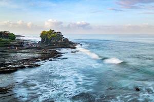 tanah lot, bali indonésia. paisagem tropical da indonésia, bali foto