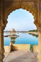 Lago Gadisar pela manhã em Jaisalmer, Rajasthan, Índia foto