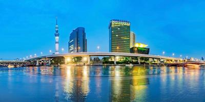 vista da cidade de Tóquio no rio Sumida em Tóquio, Japão