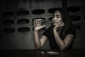 ásia mulher beber vodka sozinho às casa em noite Tempo, Tailândia pessoas, estresse mulher bêbado conceito foto