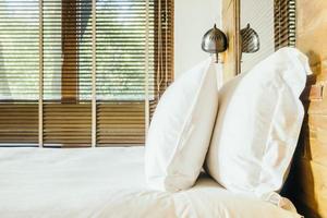 travesseiro branco na cama no quarto foto