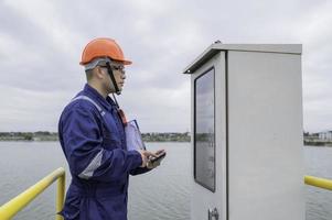 água plantar manutenção técnicos, mecânico engenheiros Verifica a ao controle sistema às a água tratamento plantar. foto