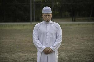 ásia branco islamismo homem oração, jovem muçulmano rezando, ramadã festival conceito foto