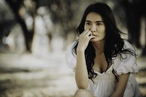 mulher gorda triste e solitária, ela pensa sobre o amor, desgosto, coração partido por causa da decepção, pessoas da Tailândia foto